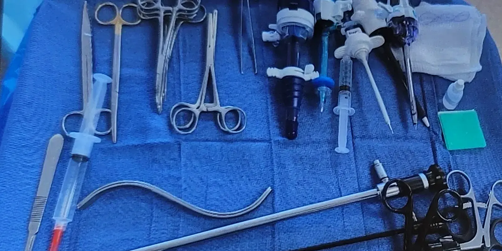 A real laparoscopic cholecystectomy back table on a blue towel, seen from above